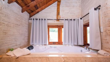 Chalé IV com hidromassagem e vista para as montanhas | Baignoire à remous privée