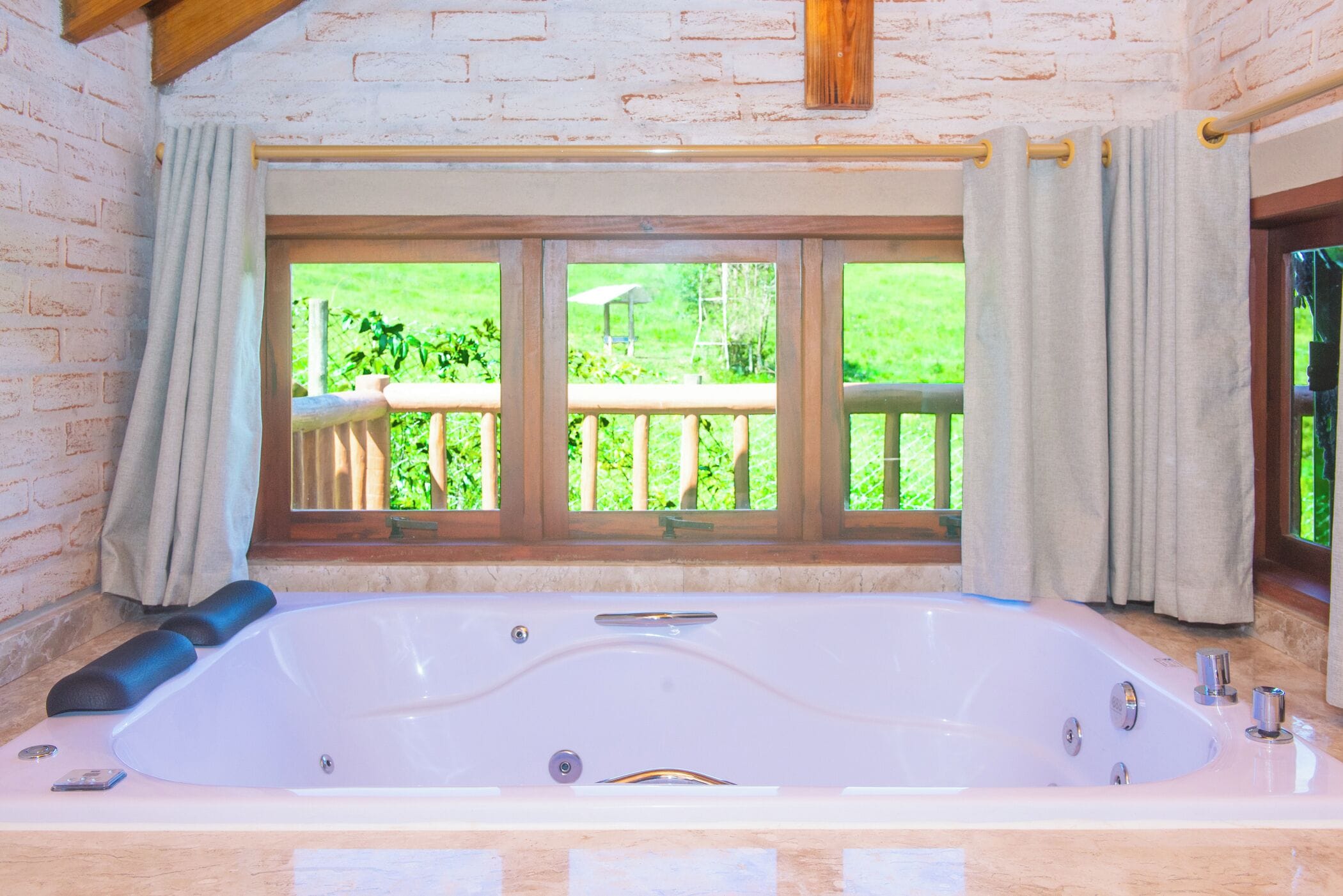Chalé VII com hidromassagem e vista para as montanhas | 専用スパ浴槽