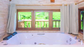 Chalé VII com hidromassagem e vista para as montanhas | Eigener Whirlpool