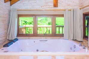 Chalé VII com hidromassagem e vista para as montanhas | Private spa tub - Pousada Alpes da Mantiqueira (Camanducaia)