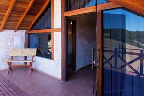 Chalé II com hidromassagem e vista para as montanhas | 테라스/파티오