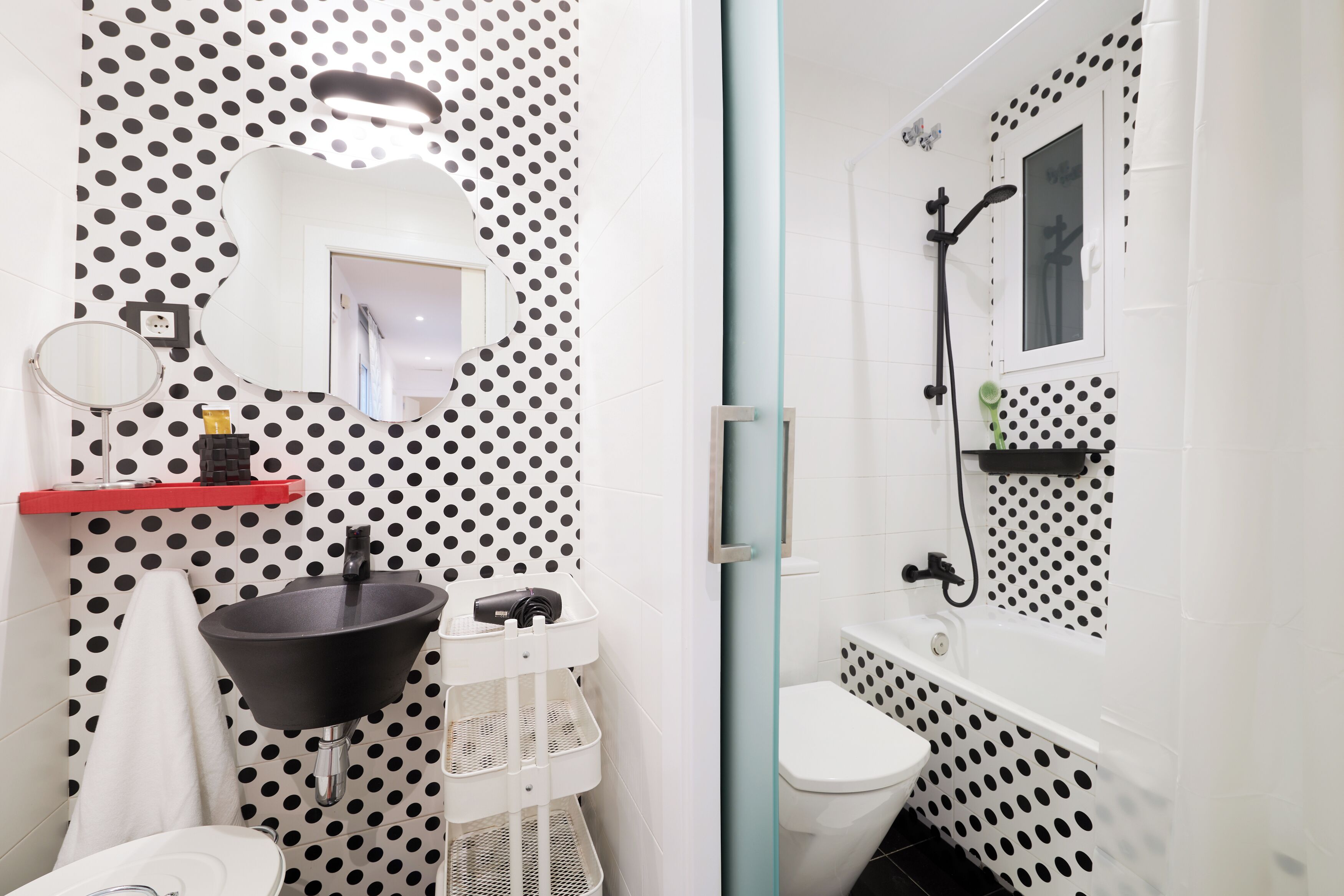 Een douche, een haardroger, een bidet, handdoeken