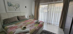 3 habitaciones, tabla de planchar con plancha, wifi y ropa de cama 