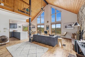 Smart TV, fireplace, table tennis, books - Private 3-Acre Retreat with Hot Tub & Divide Views (Jefferson)