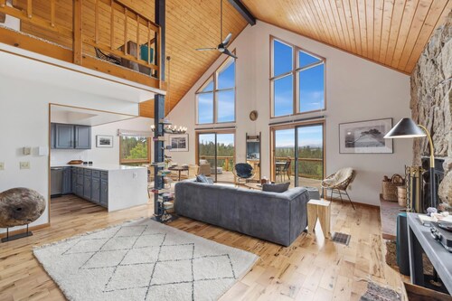 Private 3-Acre Retreat with Hot Tub & Divide Views