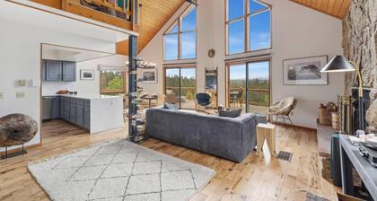 Private 3-Acre Retreat with Hot Tub & Divide Views