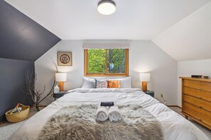 3 bedrooms, desk, iron/ironing board, travel cot
