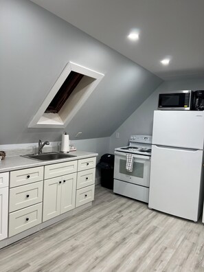 Private kitchen - Hidden Gem 1-bedroom apartment in wonderful Old Orchard Beach with WiFi, AC (Old Orchard Beach)