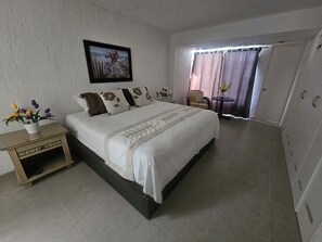 4 bedrooms, desk, WiFi, bed sheets