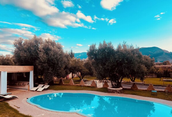Una piscina al aire libre