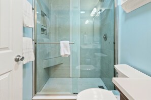 Dusche, Haartrockner, HandtĂŒcher