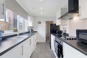 Een koelkast, een microgolfoven, een oven, een kookplaat