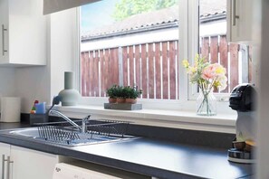 Een koelkast, een microgolfoven, een oven, een kookplaat