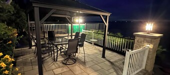 Cozy Private Waterfront Cottage at Lake Simcoe