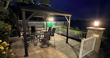 Cozy Private Waterfront Cottage at Lake Simcoe
