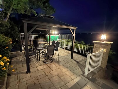 Cozy Private Waterfront Cottage at Lake Simcoe