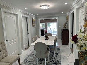 Dining - Cozy Private Waterfront Cottage at Lake Simcoe (Beaverton)