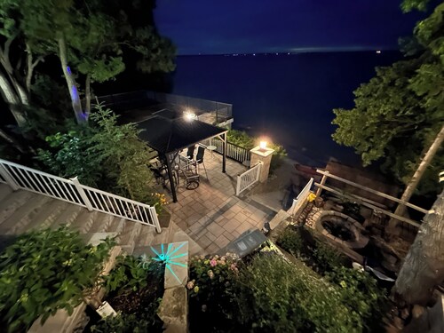 Cozy Private Waterfront Cottage at Lake Simcoe