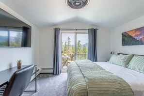 Skrivebord, strykejern/-brett, reiseseng for barn og wi-fi (inkludert)