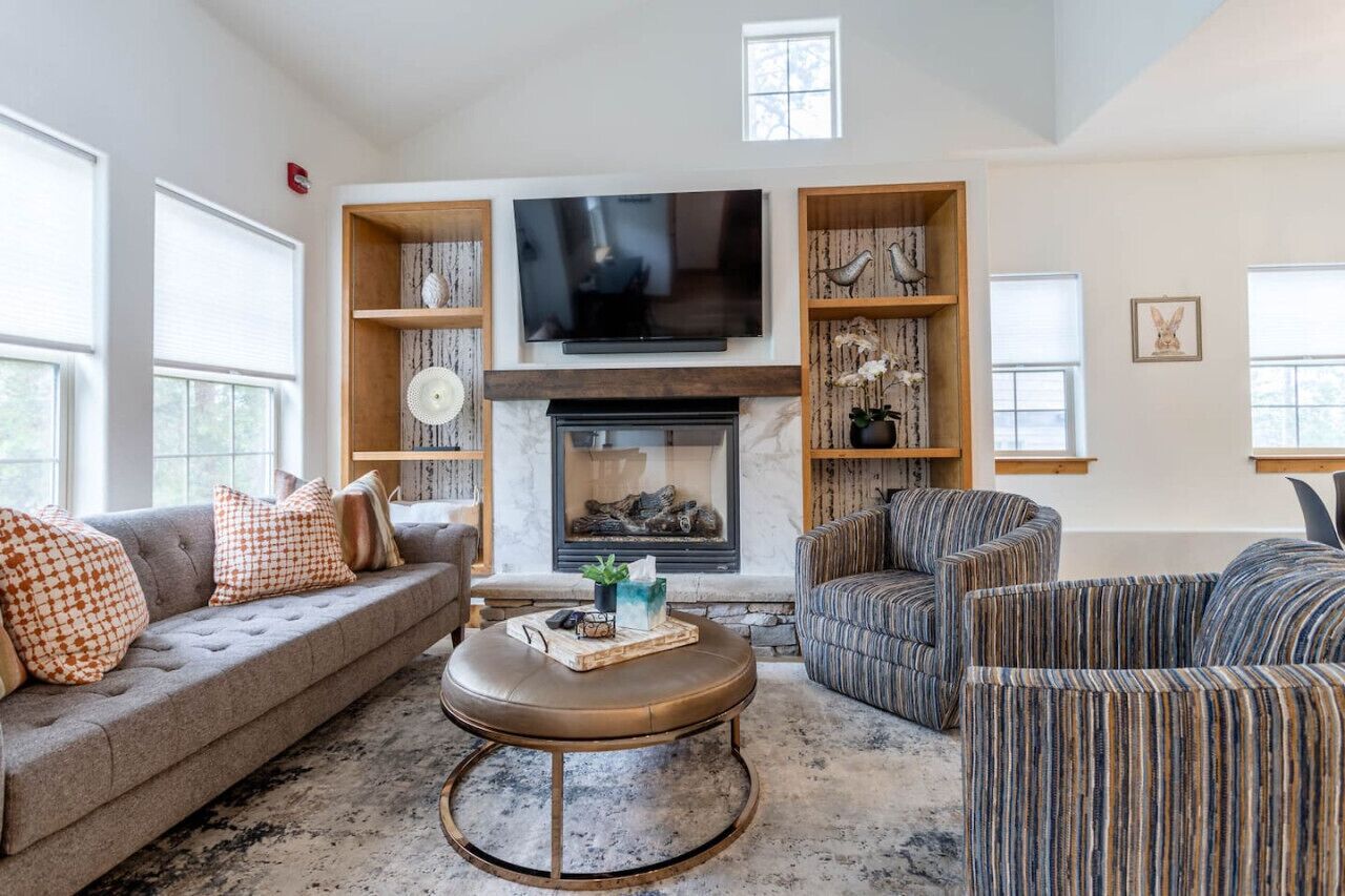 Una Smart TV, una chimenea