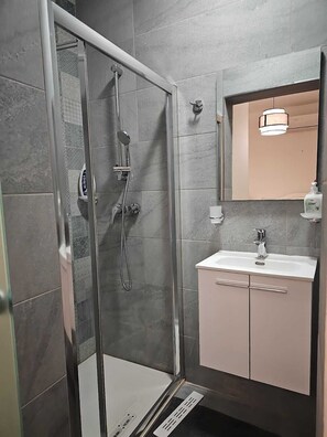 Haartrockner, Handtücher, Seife, Toilettenpapier