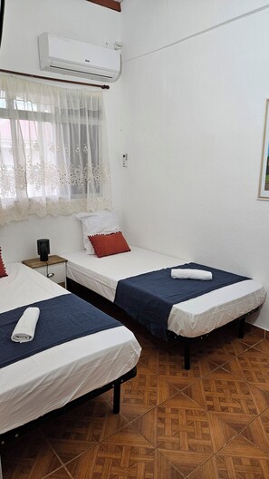 3 slaapkamers, een bureau, een strijkplank/strijkijzer, reisbedje