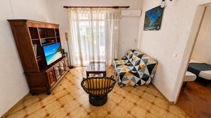 Smart TV, books - La Casa Créole, spa, 3 BR, 2 baths, center of Guadeloupe (Les Abymes)