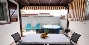 Outdoor dining - La Casa Créole – Spa, Quiet and Central (Les Abymes)