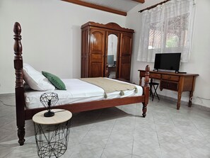 3 Schlafzimmer, Schreibtisch, Bügeleisen/Bügelbrett, Reisekinderbett