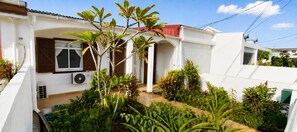 Property grounds - La Casa Créole, spa, 3 BR, 2 baths, center of Guadeloupe (Les Abymes)