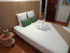 3 habitaciones, escritorio y tabla de planchar con plancha 