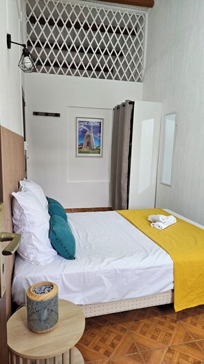 3 soverom, skrivebord, strykejern/-brett og reiseseng for barn