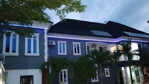Luokittelematon kuva, 3 kautta 7, painike