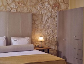 2 bedrooms, in-room safe, iron/ironing board, free WiFi