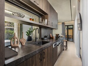 Fridge, oven, stovetop, dishwasher