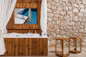 Douche, serviettes fournies, savon, shampoing