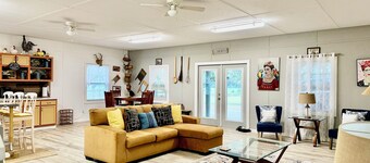 Cozy 2- bedroom, full bath guest house on working farm, 1 mile to racetrack.