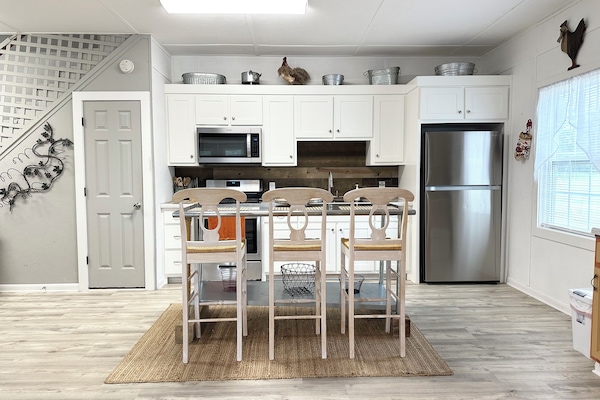 Jääkaappi, mikroaaltouuni, uuni, liesi