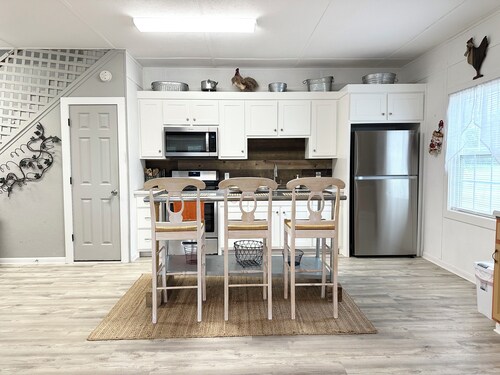 Cozy 2- bedroom, full bath guest house on working farm, 1 mile to racetrack. 