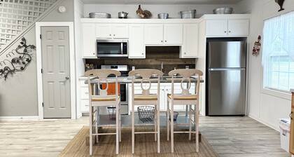 Cozy 2- bedroom, full bath guest house on working farm, 1 mile to racetrack.