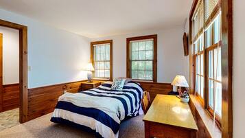 6 bedrooms, iron/ironing board, internet, bed sheets