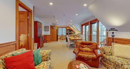 Charming Lakefront Apartment with Stunning Views and Cozy Amenities