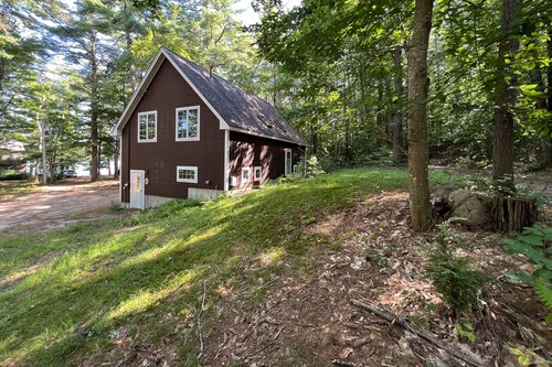 Charming Lakefront Apartment with Stunning Views and Cozy Amenities