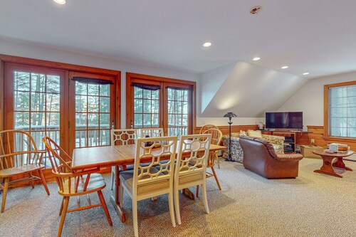 Charming Lakefront Apartment with Stunning Views and Cozy Amenities