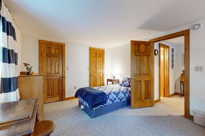 4 habitaciones, tabla de planchar con plancha y acceso a internet