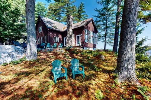 Tranquil Lakefront Retreat with large outdoor patio, beach and Stunning Views