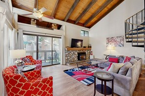 Een televisie en een open haard