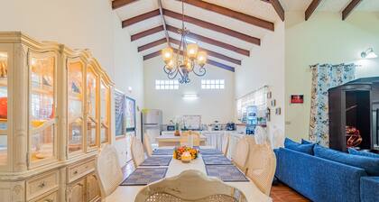Tranquil single-level retreat with lush patio, hammock, & high-speed WiFi