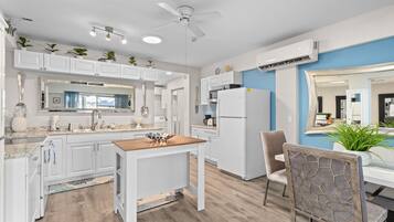 Een koelkast, een magnetron, een oven, een kookplaat