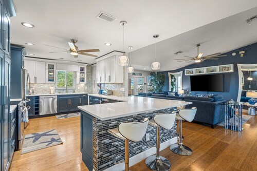 Luxurious waterfront home, pool, boat dock, fillet station, private guest suite